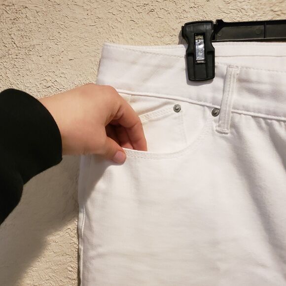 Chico’s Straight Cropped Leg White Pants Chico’s Size 3.5R - Picture 6 of 10